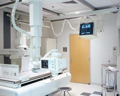 健园医院影像室内部照片. x光台及监测设备.